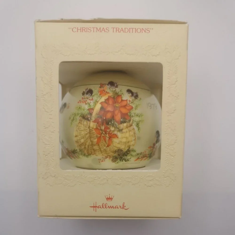 Vintage Christmas Traditions Hallmark 1979 Satin‎ Glass Ornament Ball